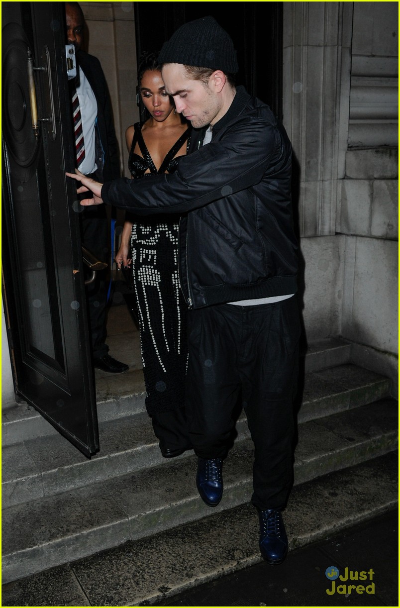 Robert Pattinson Supports Girlfriend FKA twigs at BRIT Awards 2015!