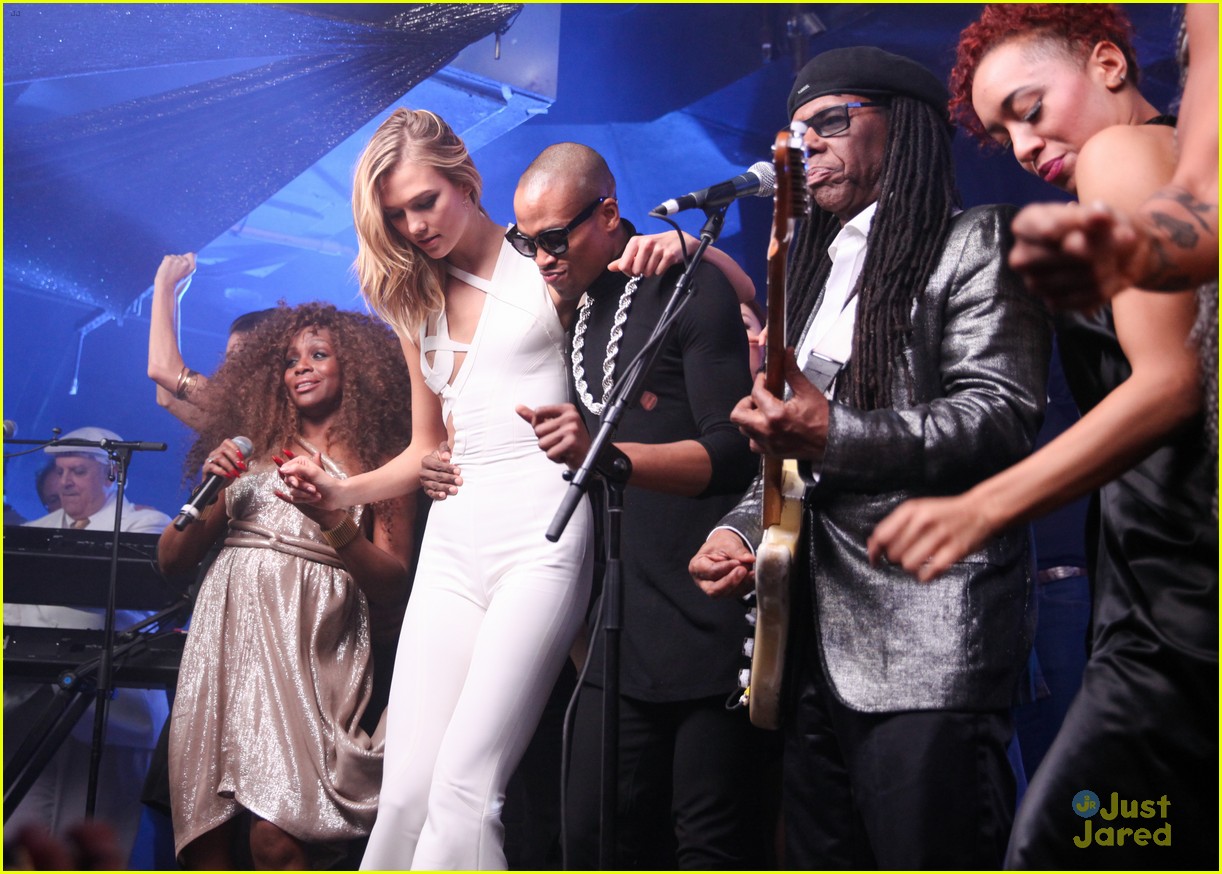 Taylor Swift & Karlie Kloss Arm Wrestle for 'Vogue' Video!