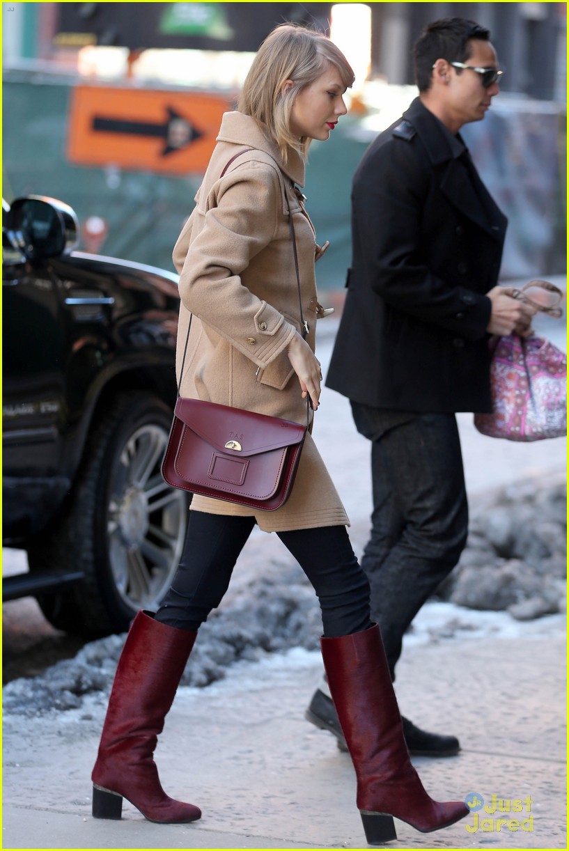 Taylor Swift & Karlie Kloss Arm Wrestle for 'Vogue' Video!