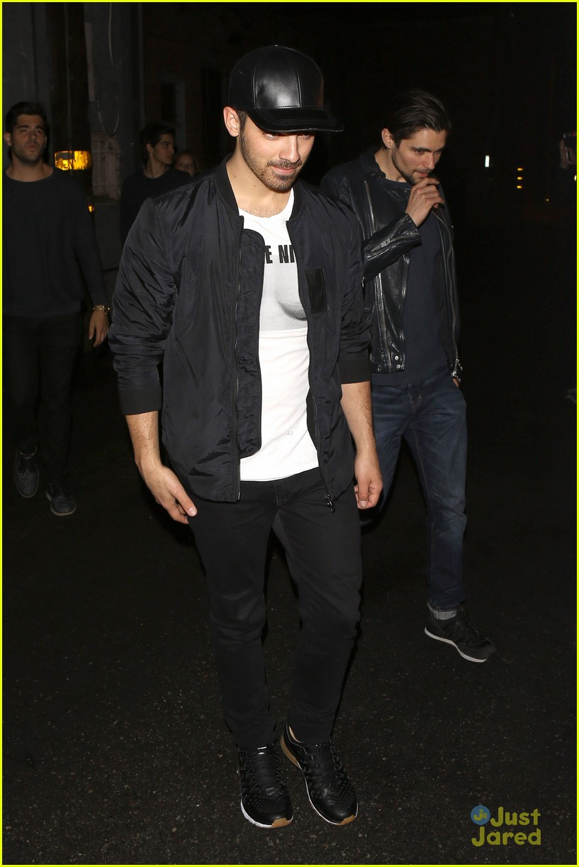 Demi Lovato Kisses Wilmer Valderrama & Performs At Lovato Scholarship Benefit Event