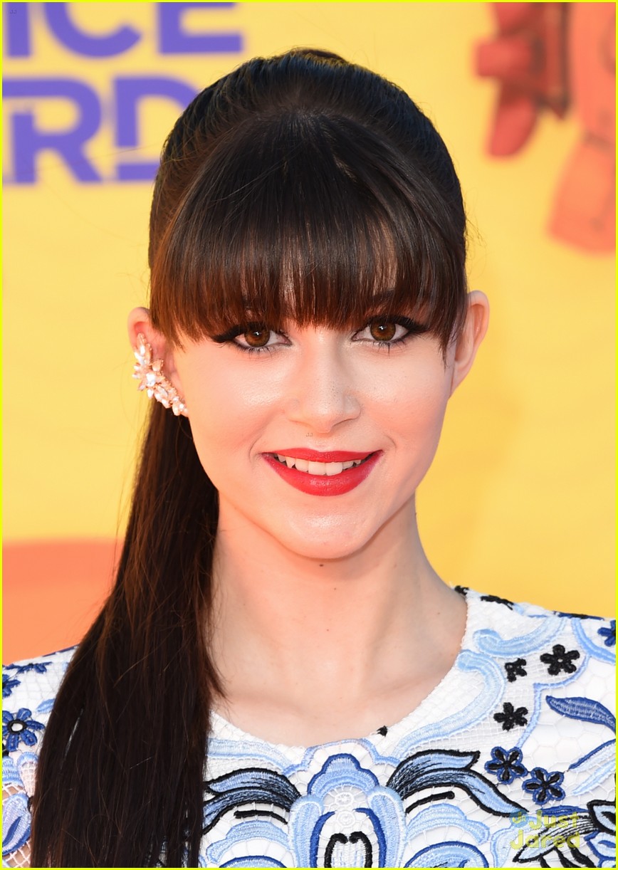 Elizabeth Elias Gets 'Witchy' At Kids Choice Awards 2015