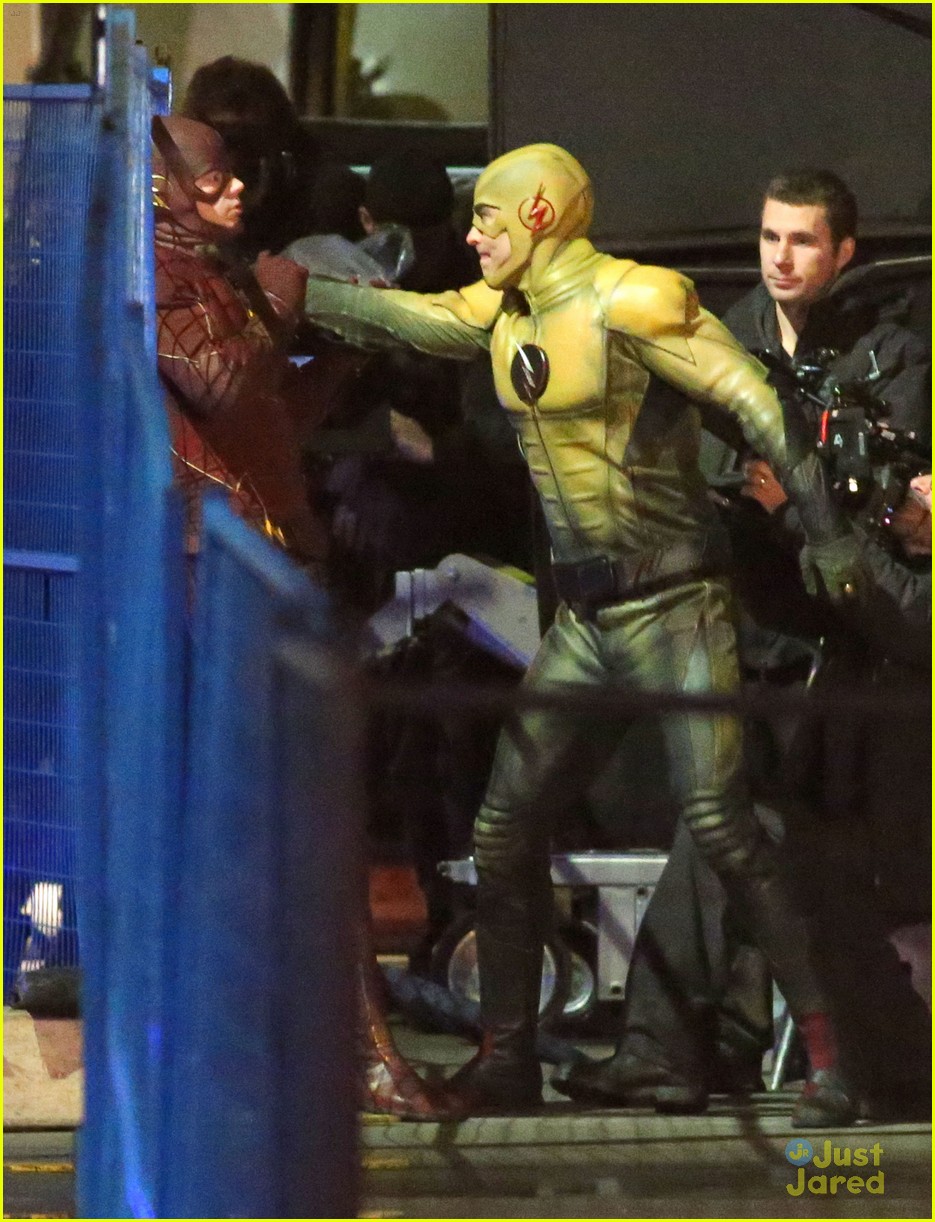 The Flash Fights Reverse Flash in These New 'Flash' On Set Pics!