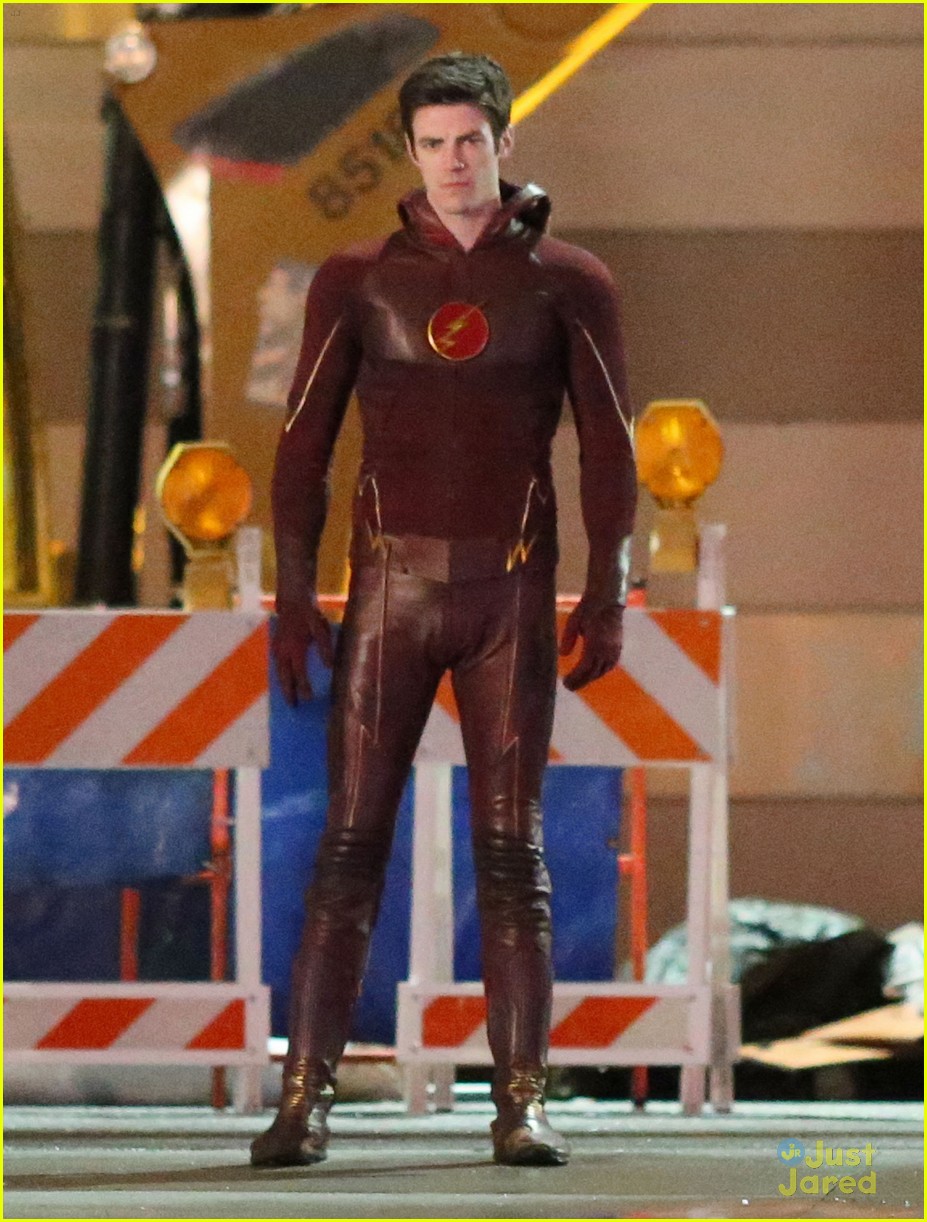 The Flash Fights Reverse Flash in These New 'Flash' On Set Pics!