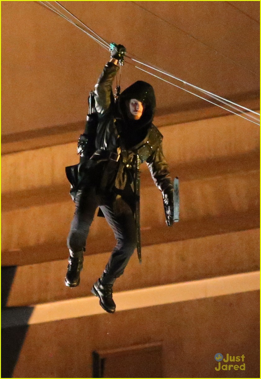 The Flash Fights Reverse Flash in These New 'Flash' On Set Pics!