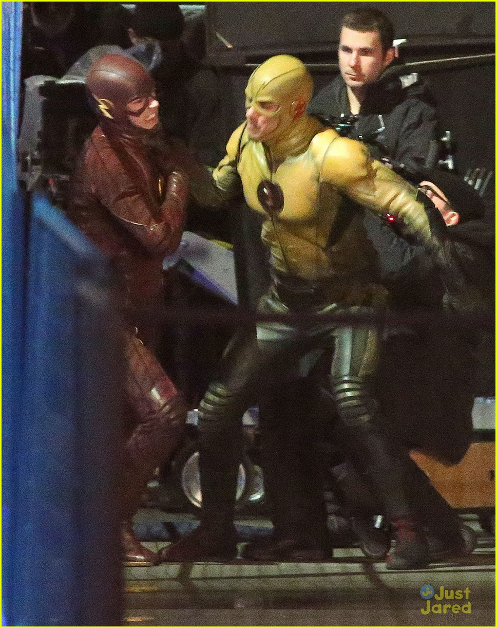 The Flash Fights Reverse Flash in These New 'Flash' On Set Pics!