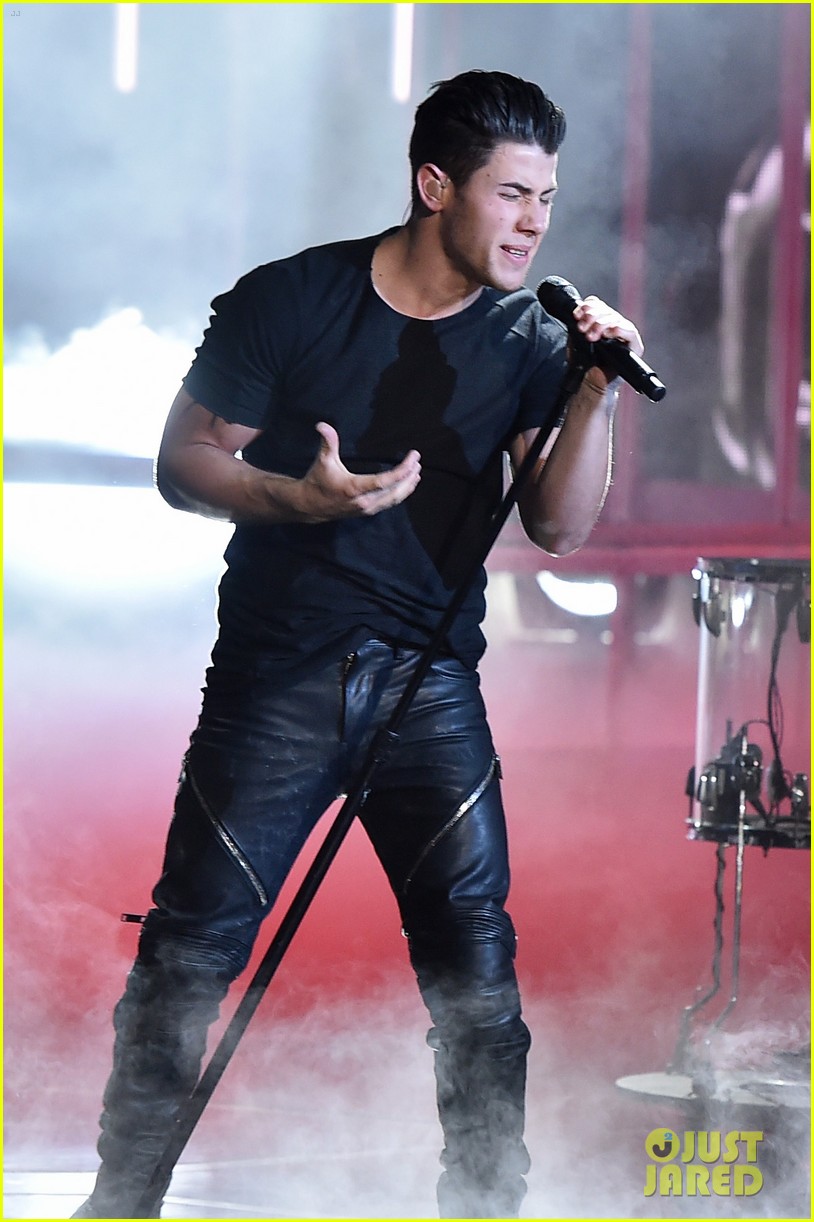 Nick Jonas Sings 'Chains' at iHeartRadio Awards 2015 (Video)