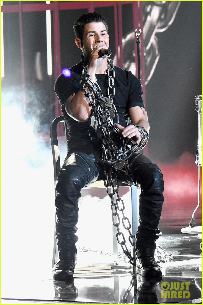 Nick Jonas Sings 'Chains' at iHeartRadio Awards 2015 (Video)