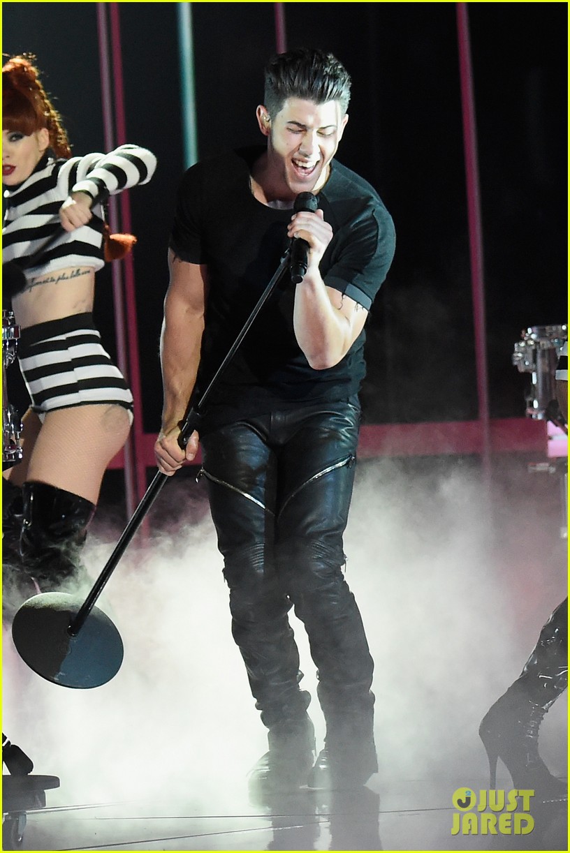 Nick Jonas Sings 'Chains' at iHeartRadio Awards 2015 (Video)