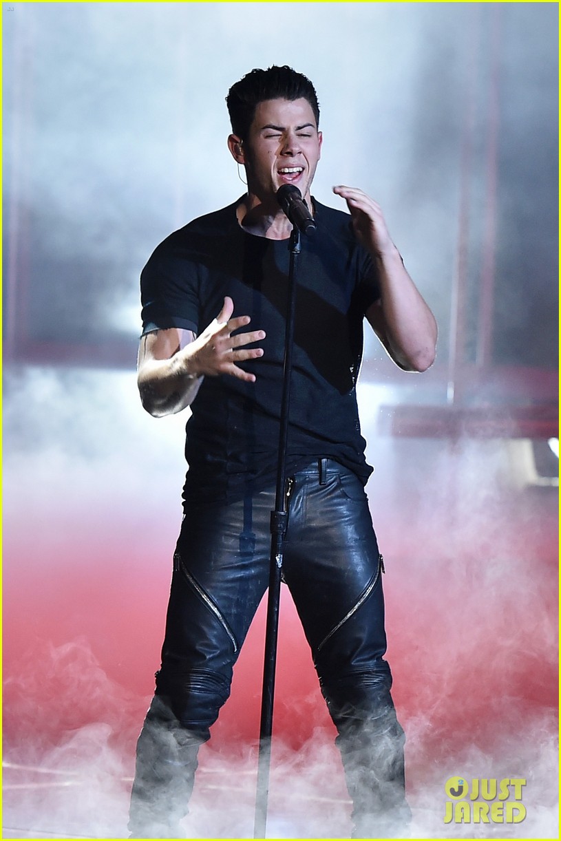 Nick Jonas Sings 'Chains' at iHeartRadio Awards 2015 (Video)