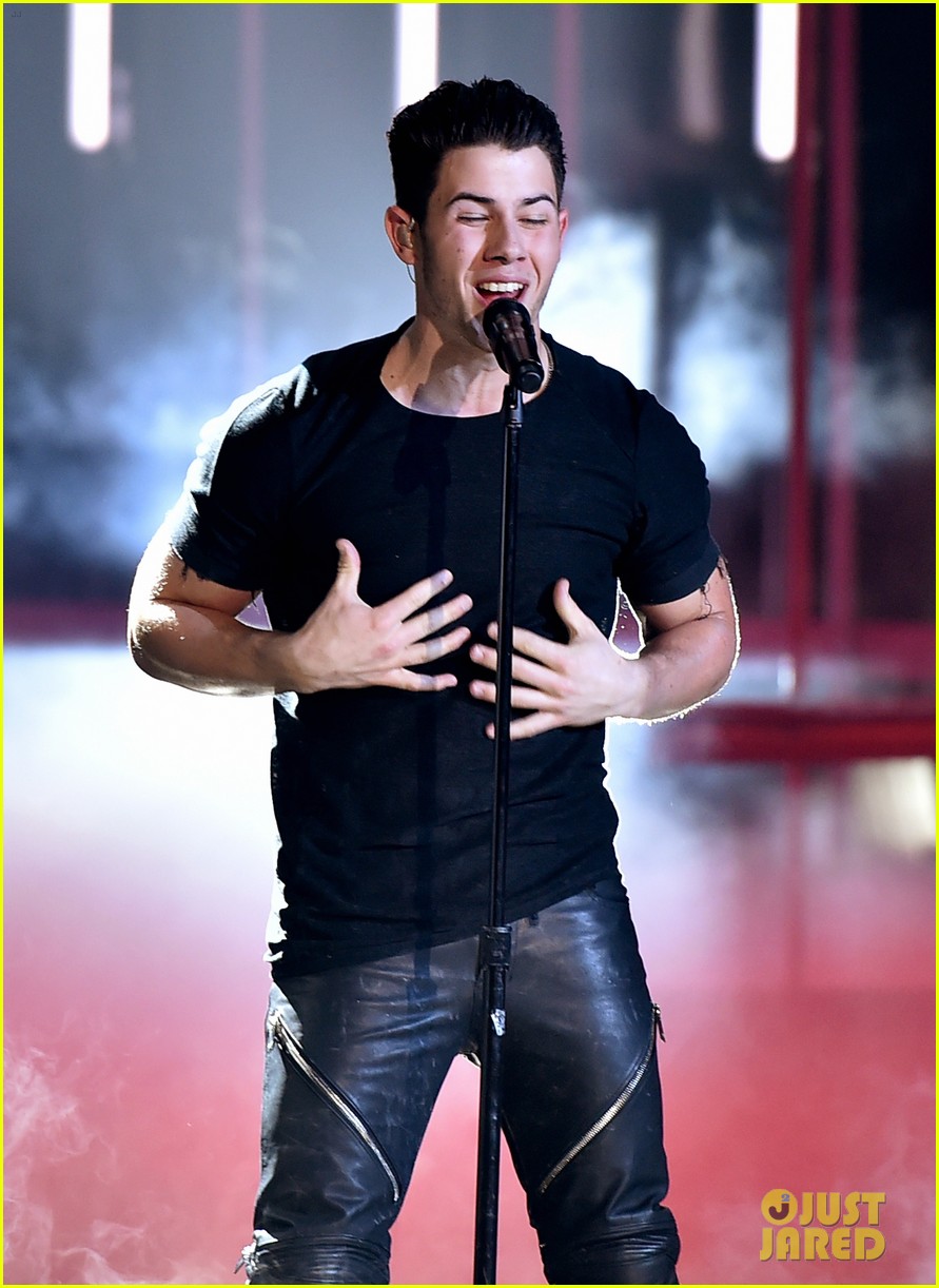 Nick Jonas Sings 'Chains' at iHeartRadio Awards 2015 (Video)