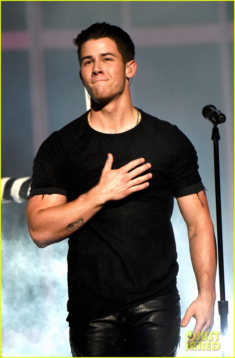 Nick Jonas Sings 'Chains' at iHeartRadio Awards 2015 (Video)