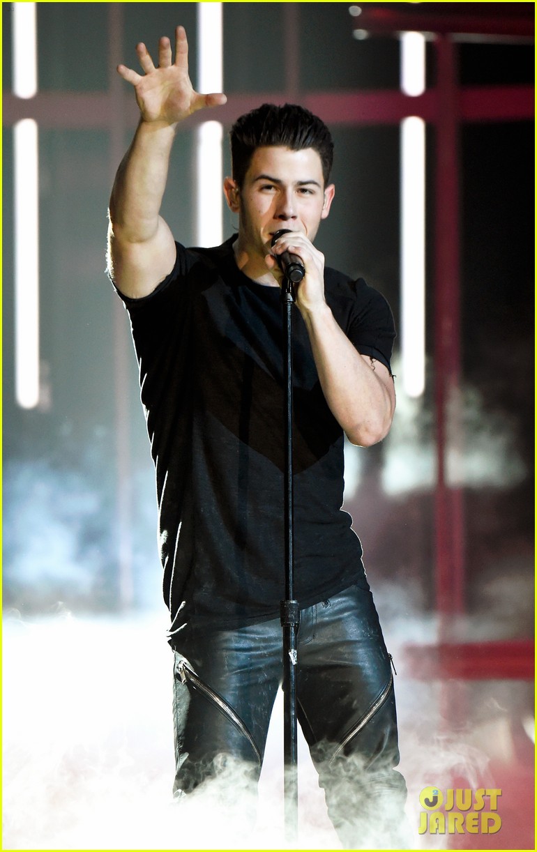 Nick Jonas Sings 'Chains' at iHeartRadio Awards 2015 (Video)