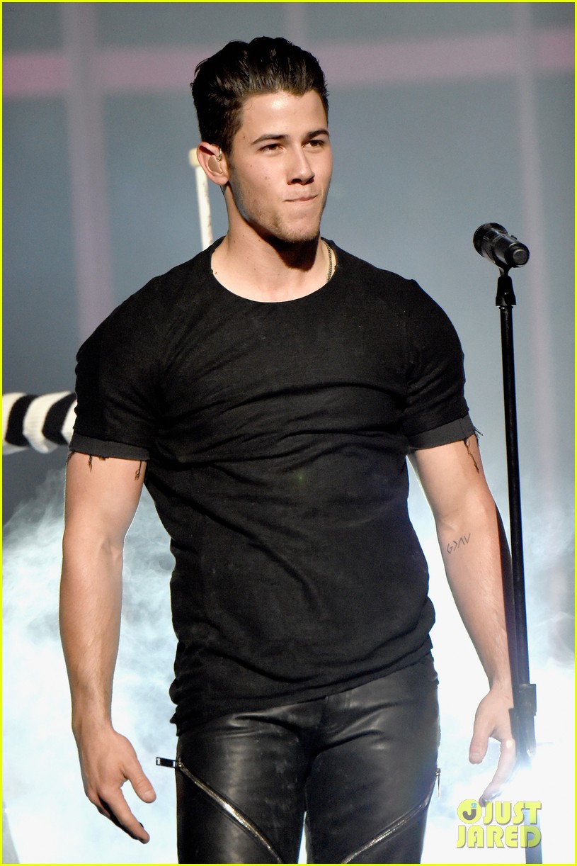 Nick Jonas Sings 'Chains' at iHeartRadio Awards 2015 (Video)