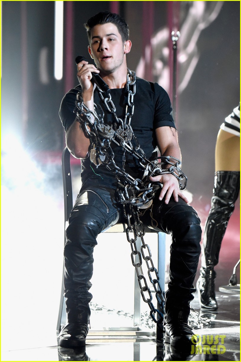 Nick Jonas Sings 'Chains' at iHeartRadio Awards 2015 (Video)