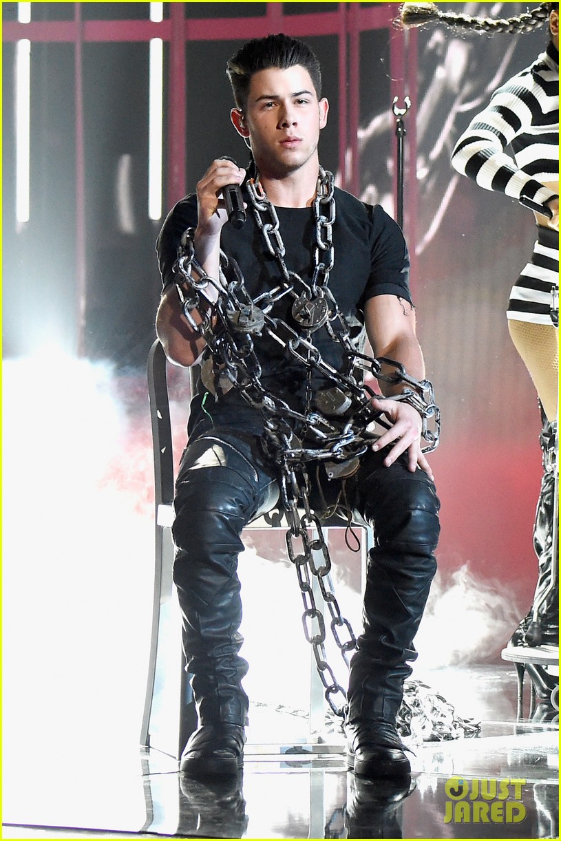 Nick Jonas Sings 'Chains' at iHeartRadio Awards 2015 (Video)