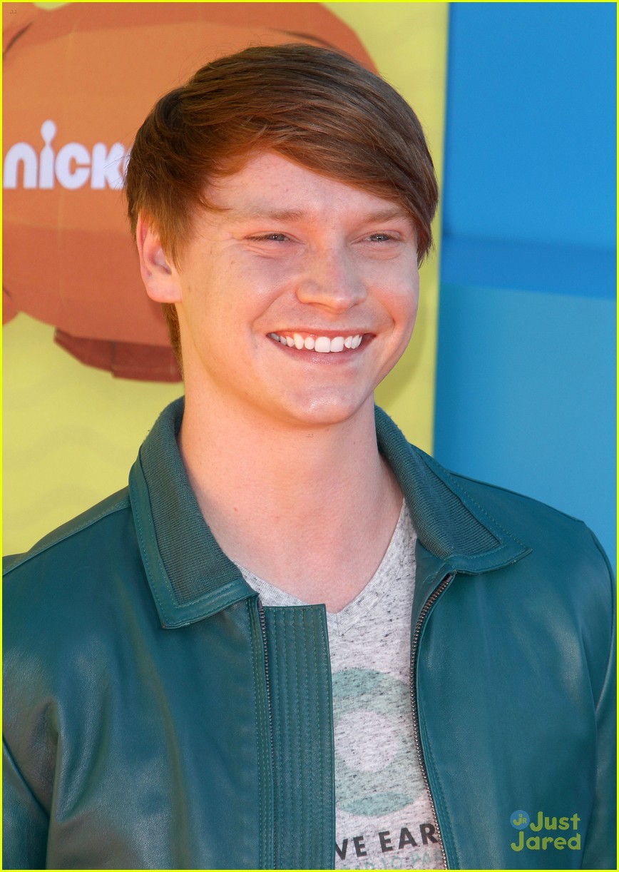 Calum Worthy Remembers To Wear His Earth Hour Shirt To KCAs 2015 with Laura Marano