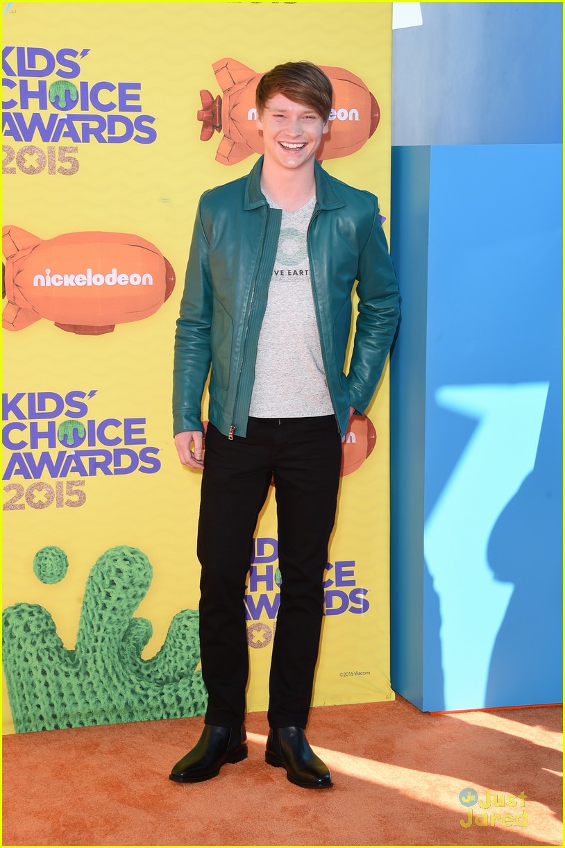 Calum Worthy Remembers To Wear His Earth Hour Shirt To KCAs 2015 with Laura Marano