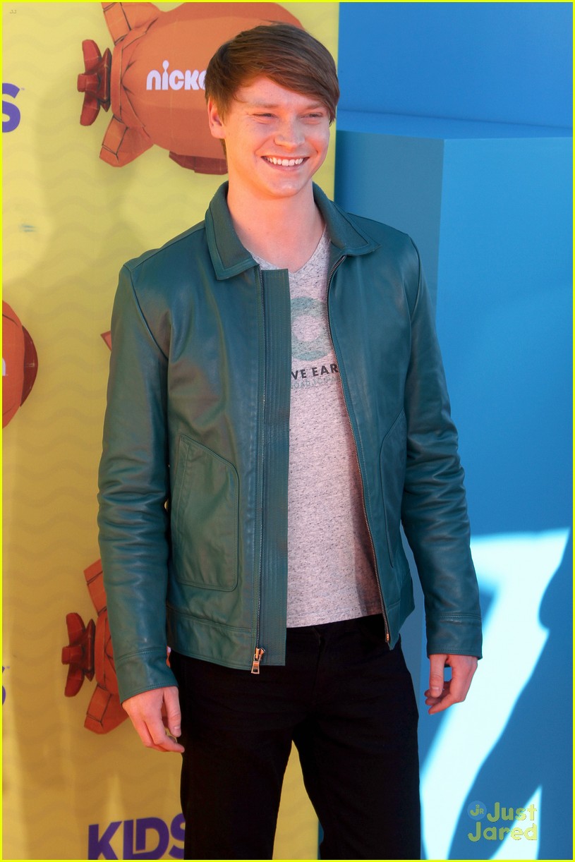 Calum Worthy Remembers To Wear His Earth Hour Shirt To KCAs 2015 with Laura Marano