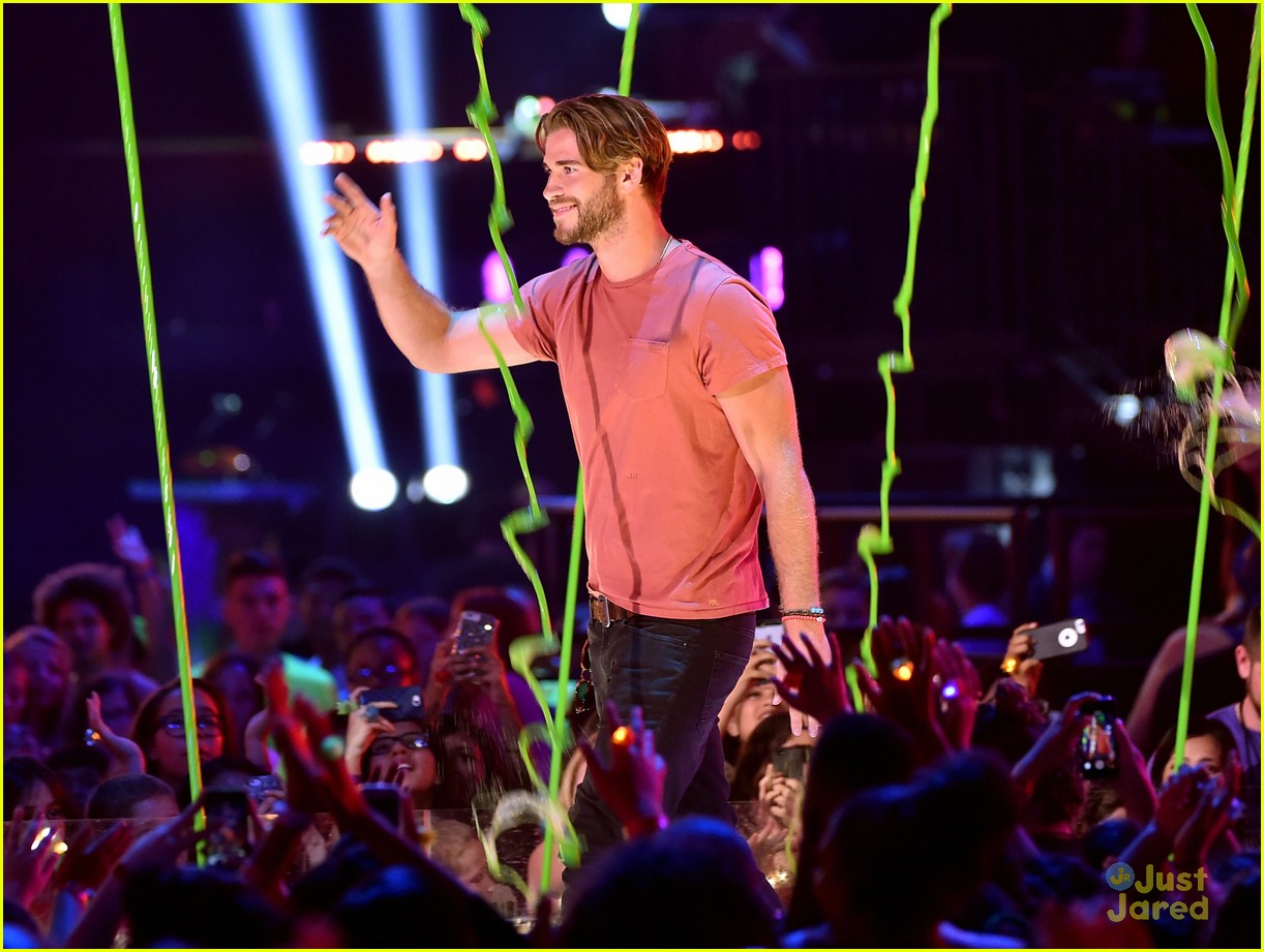Liam Hemsworth Accepts Blimp For Favorite Movie at Kids Choice Awards 2015