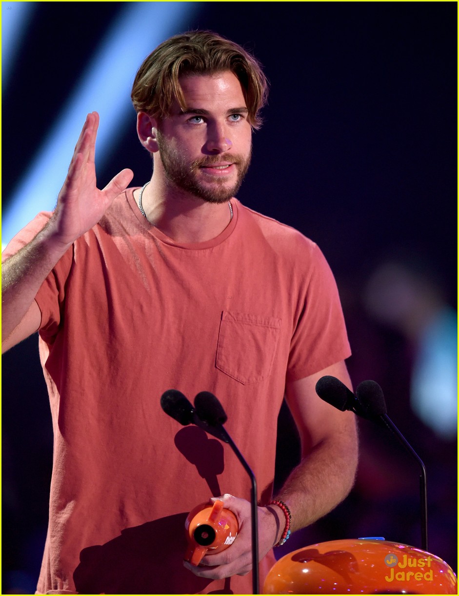 Liam Hemsworth Accepts Blimp For Favorite Movie at Kids Choice Awards 2015
