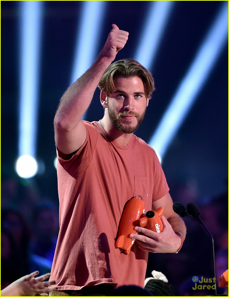 Liam Hemsworth Accepts Blimp For Favorite Movie at Kids Choice Awards 2015