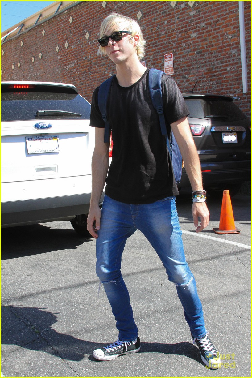 Riker Lynch Gets Kisses & Hugs From Fans Ahead of 'DWTS' Practice