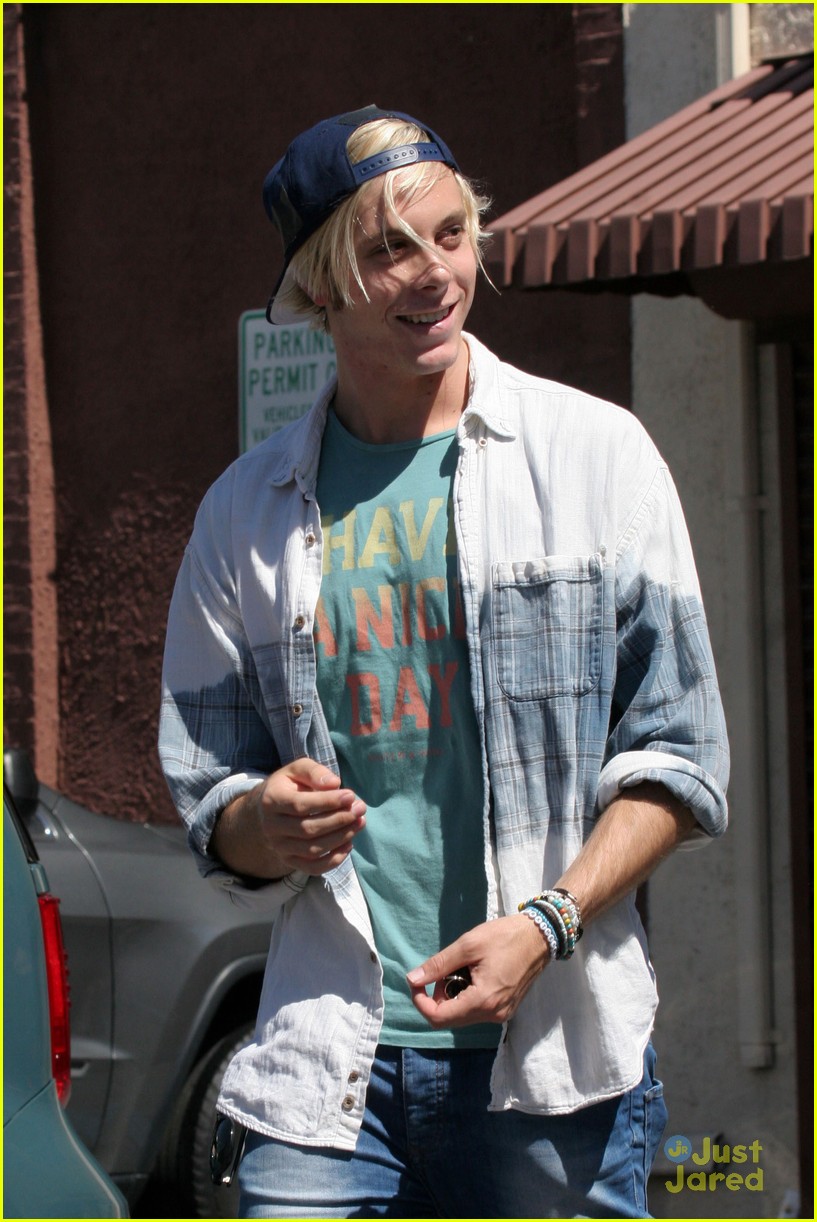 Ross Lynch Teaches Brother Riker & Allison Holker His 'Teen Beach 2' Moves