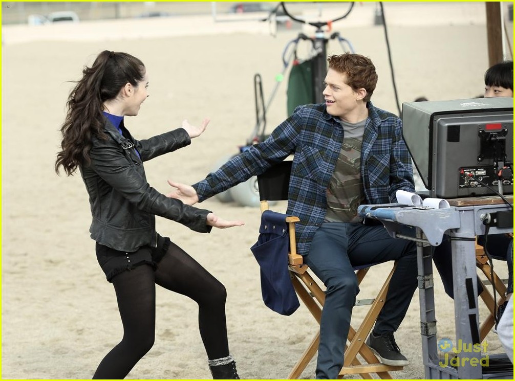 Bay Surprises Emmett in L.A. on Tonight's 'Switched at Birth'