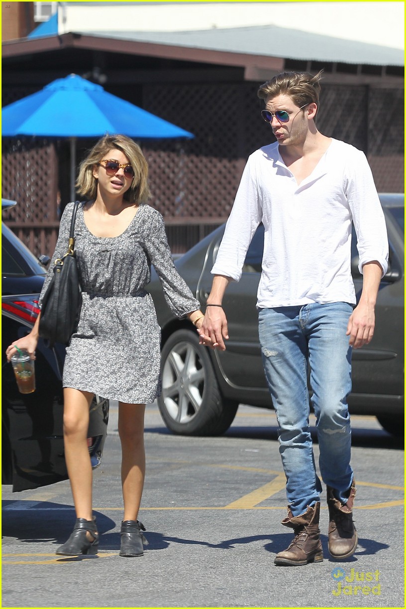 Sarah Hyland Gets Scared by Boyfriend Dominic Sherwood - Watch Video!