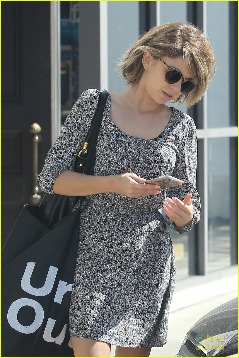 Sarah Hyland Gets Scared by Boyfriend Dominic Sherwood - Watch Video!