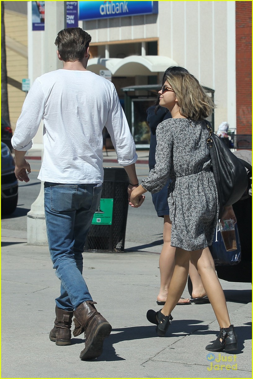 Sarah Hyland Gets Scared by Boyfriend Dominic Sherwood - Watch Video!