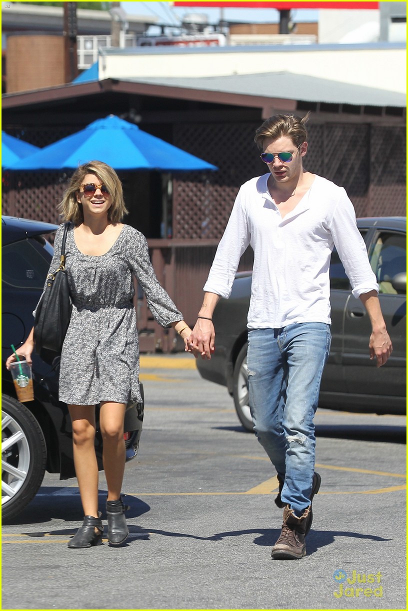 Sarah Hyland Gets Scared by Boyfriend Dominic Sherwood - Watch Video!