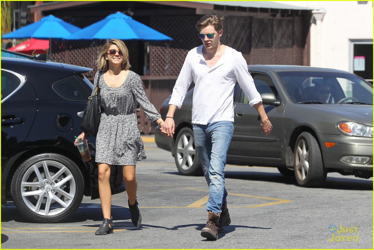 Sarah Hyland Gets Scared by Boyfriend Dominic Sherwood - Watch Video!