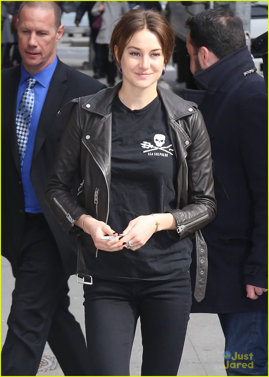 Shailene Woodley Rocks 'Insurgent' Red Carpet with Theo James!