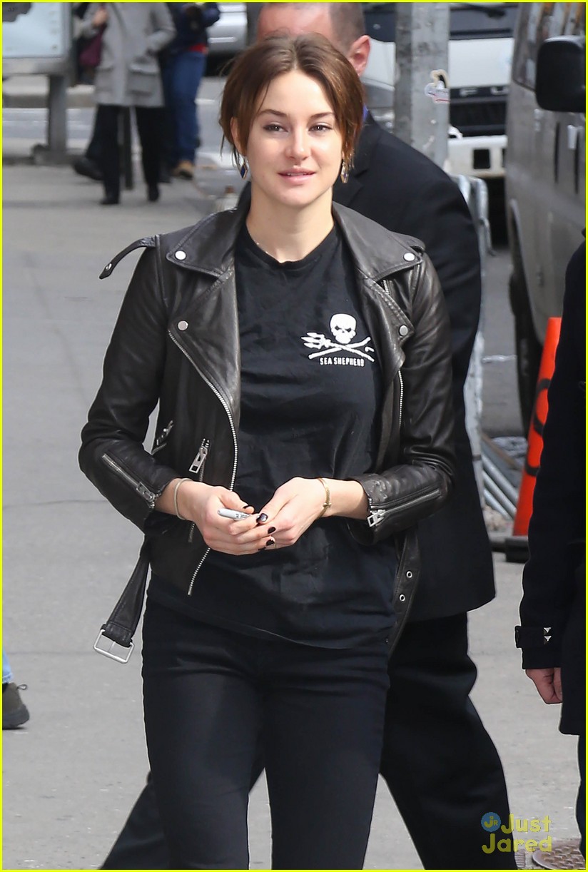 Shailene Woodley Rocks 'Insurgent' Red Carpet with Theo James!