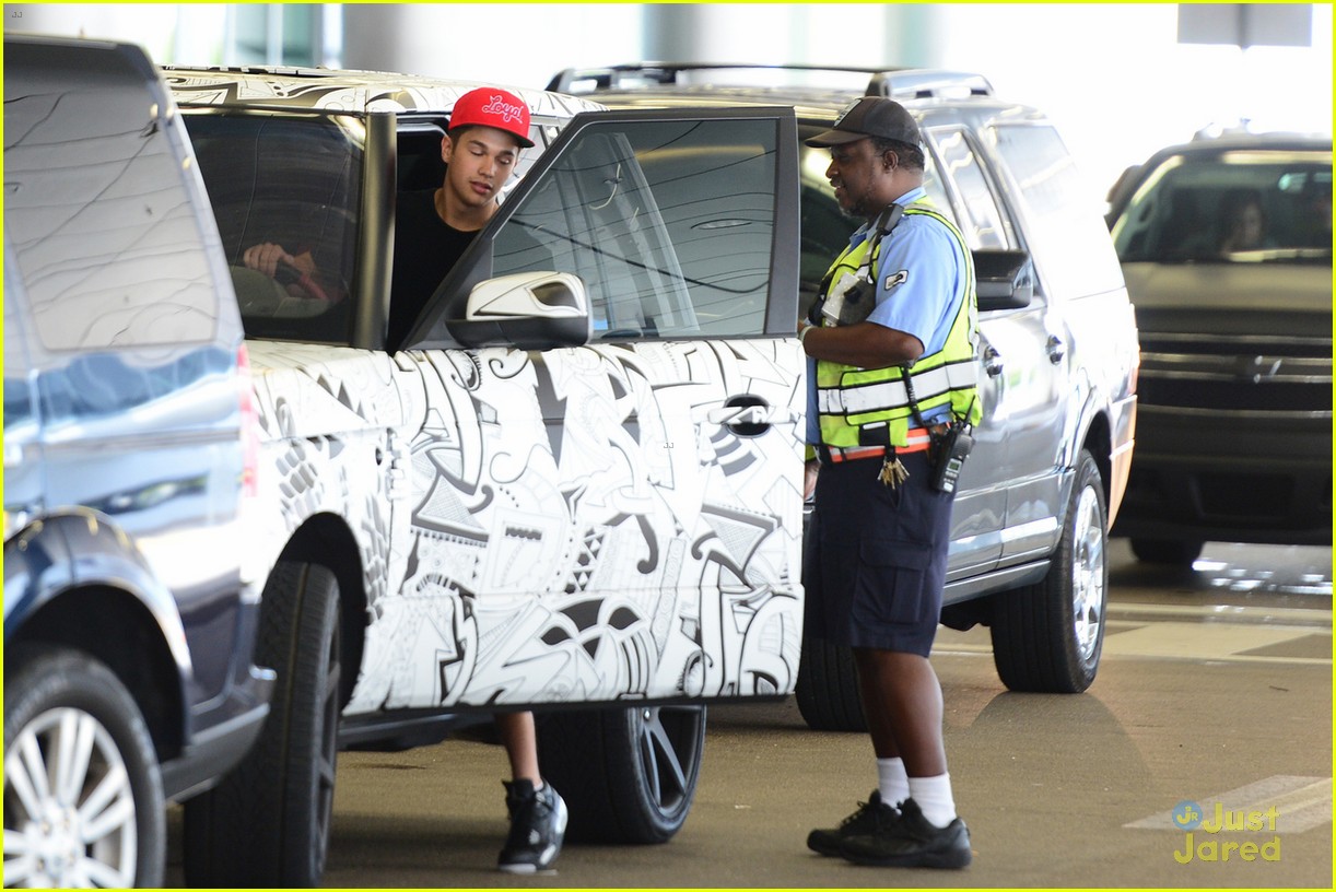 Austin Mahone Kisses Girlfriend Becky G at Airport, She Drops 'Lovin' So Hard' Track