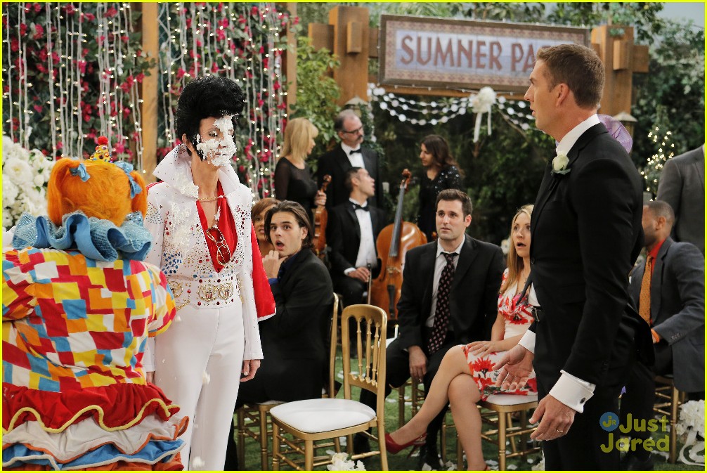 Olivia Holt Gets Really Wacky On 'Dog With A Blog' Tonight!