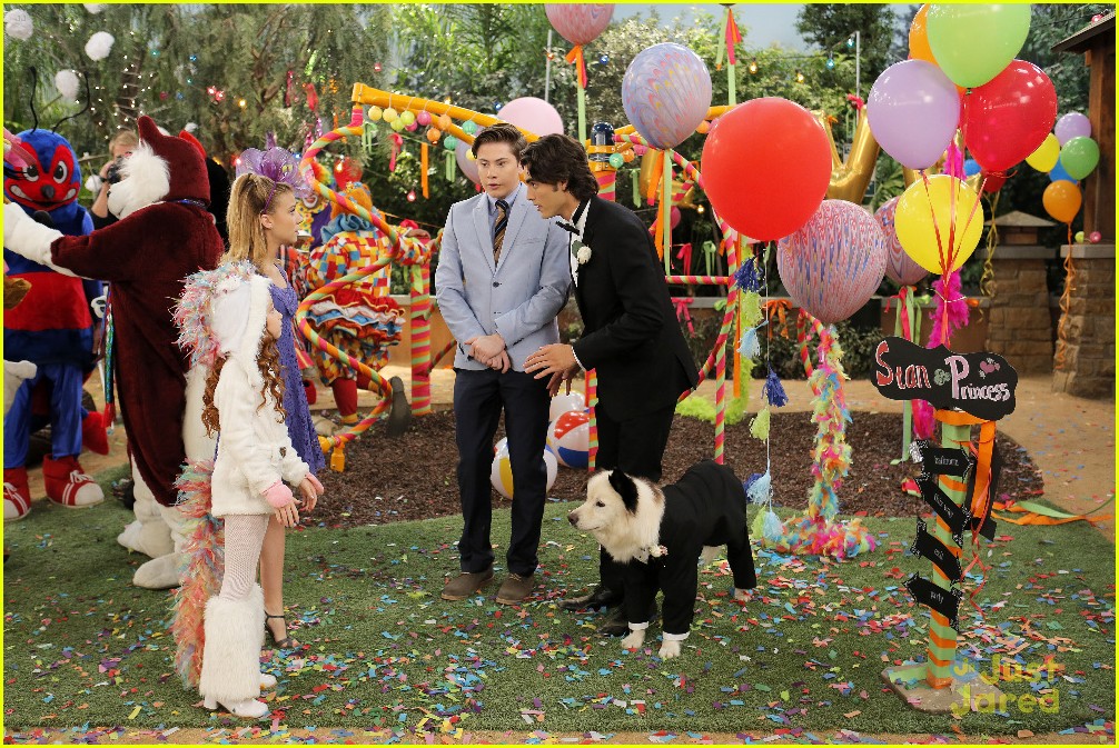 Olivia Holt Gets Really Wacky On 'Dog With A Blog' Tonight!