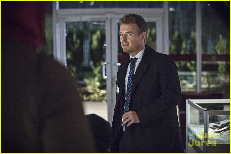 The Bug-Eyed Bandit Unleashes Hundreds of Robotic Bees on Tonight's 'The Flash'