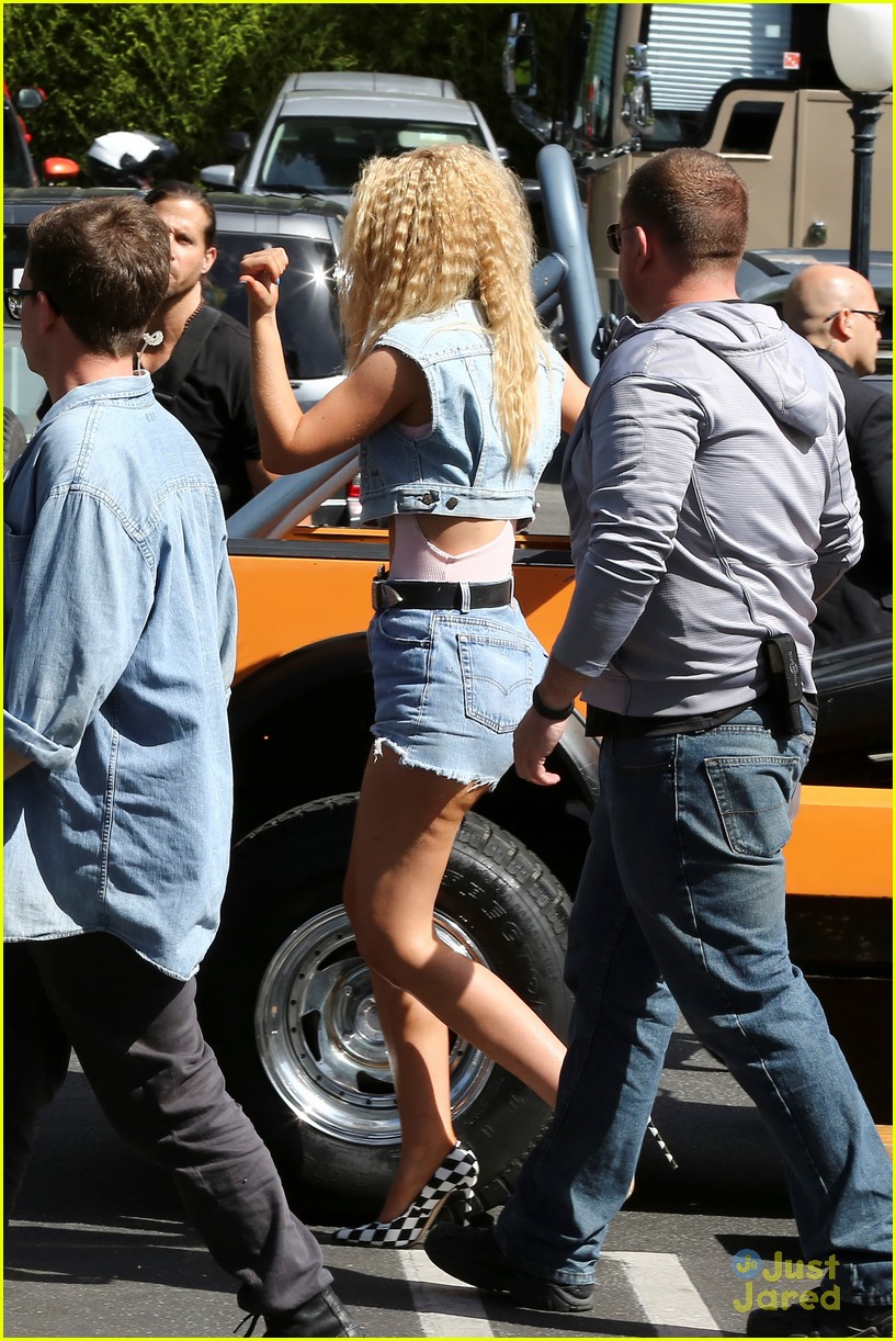 Iggy Azalea & Britney Spears Ride Jeep For Music Video Shoot