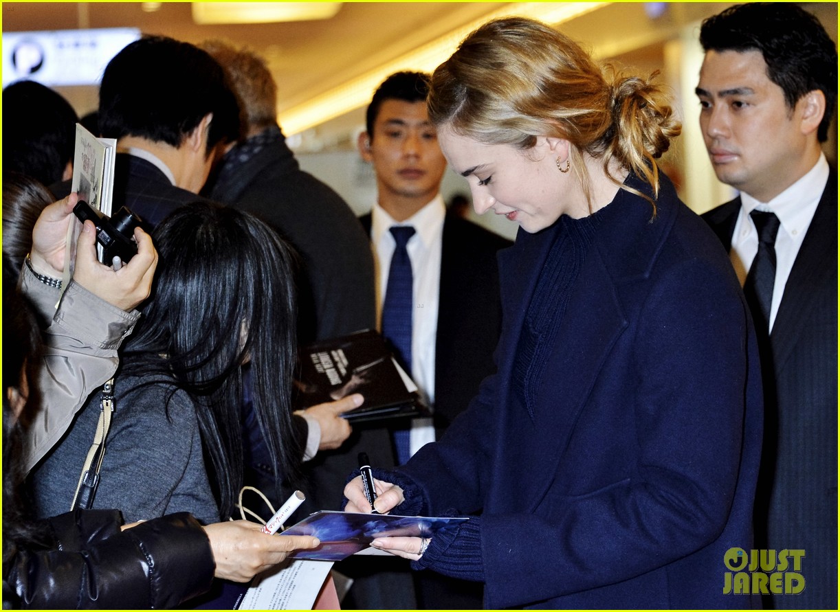 Lily James Turns 26 Years Old Just Before Landing in Japan!