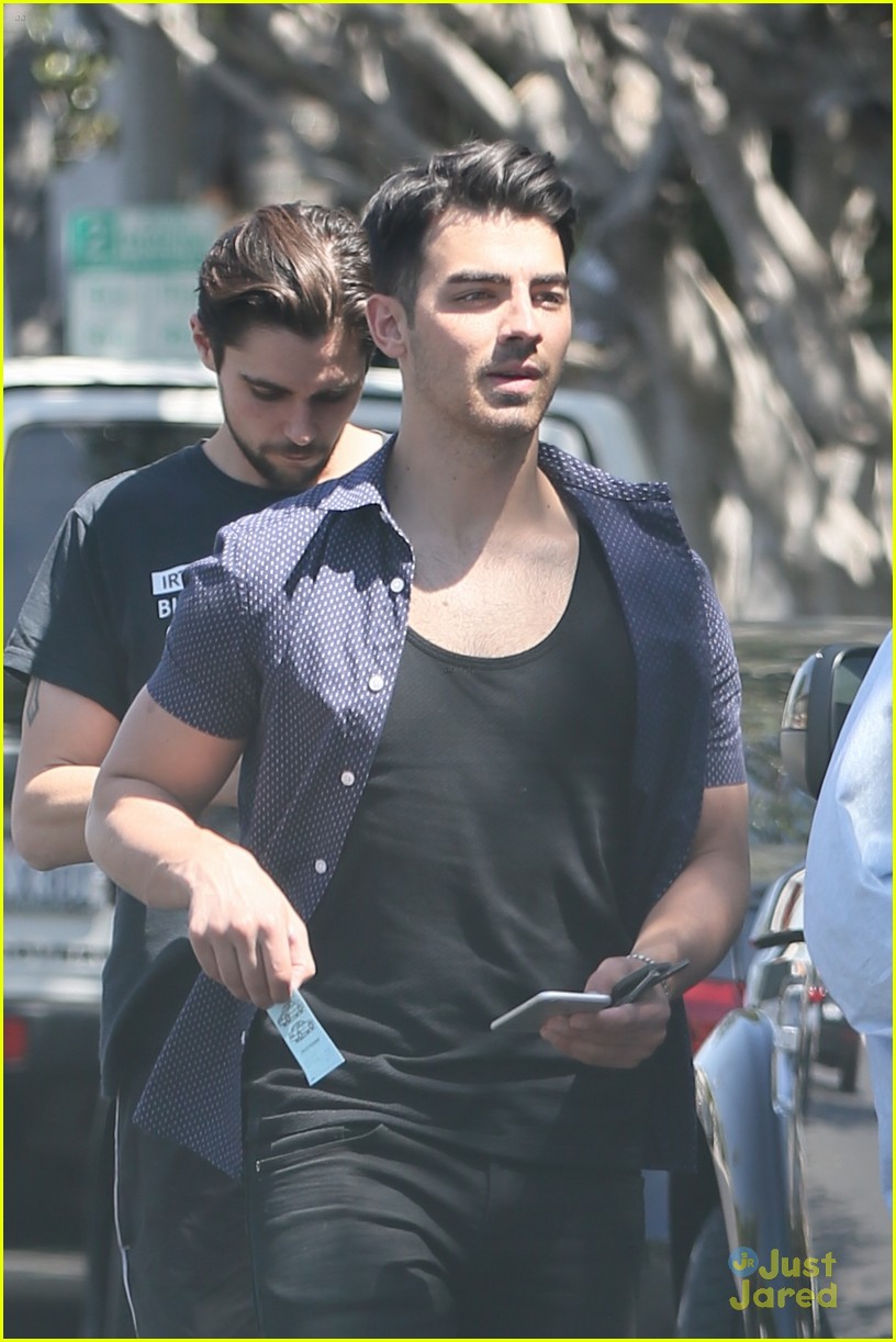 Joe Jonas Clears Up April Fool's Joke With Hailee Steinfeld