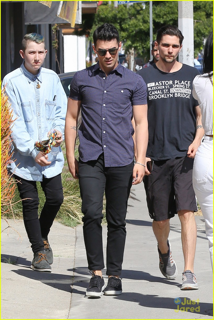 Joe Jonas Clears Up April Fool's Joke With Hailee Steinfeld