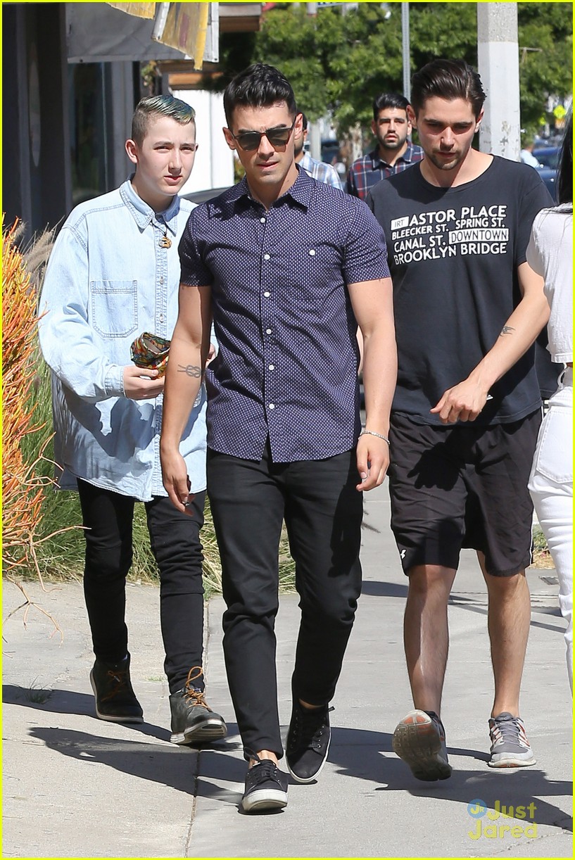 Joe Jonas Clears Up April Fool's Joke With Hailee Steinfeld