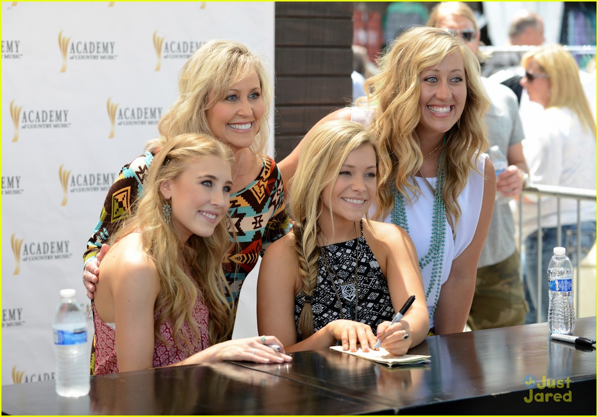 Maddie & Tae Perform At ACM Party For A Cause Festival - See The Pics!