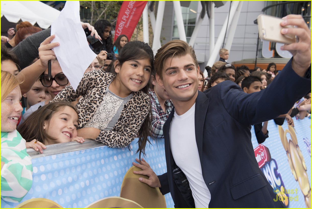 Maia Mitchell & Garrett Clayton Bring The Beach To RDMAs 2015