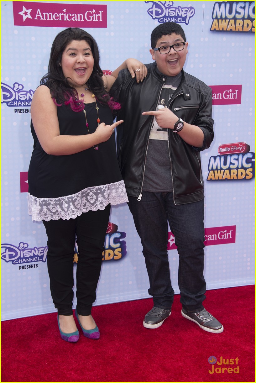 Raini Rodriguez & Calum Worthy Bring Rico With Them To RDMAs 2015