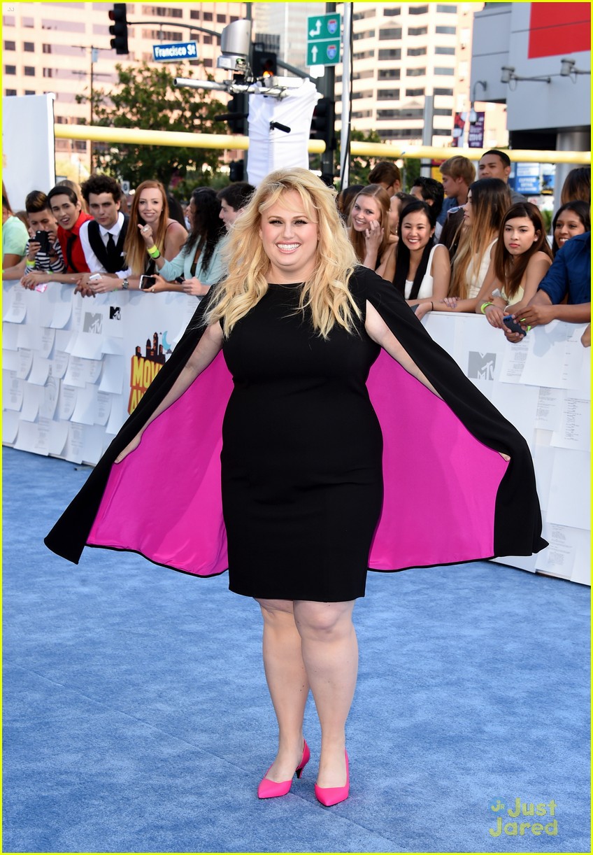 Rebel Wilson Brings a Pop of Pink to MTV Movie Awards 2015
