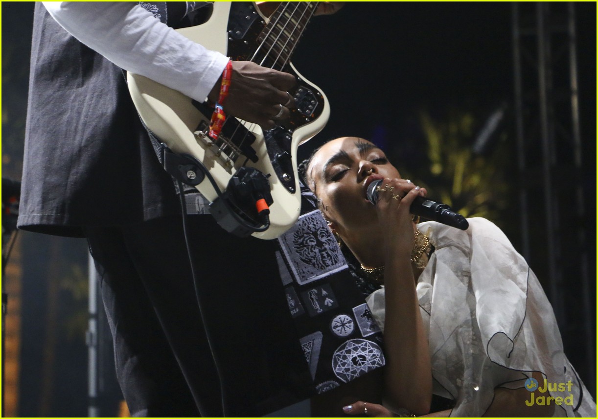 Robert Pattinson Checks Out Girlfriend FKA twigs' Coachella Performance