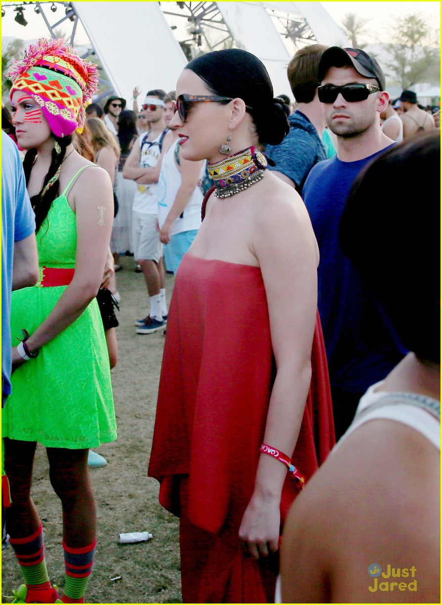 Robert Pattinson & FKA twigs Continue the Coachella Couple Cuteness!